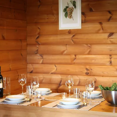 Quaint Chalet, Bernister شاليه