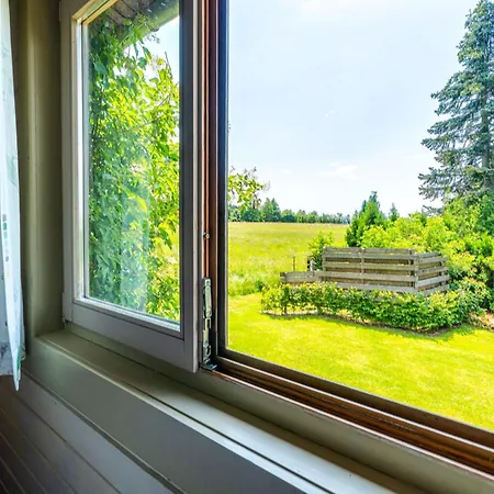 Quaint Chalet, Bernister شاليه